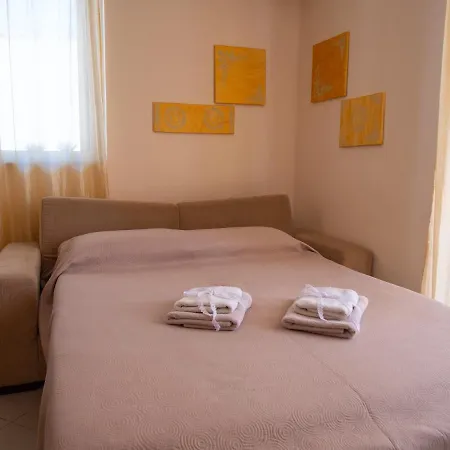 Helen - The Spartan Apartment *