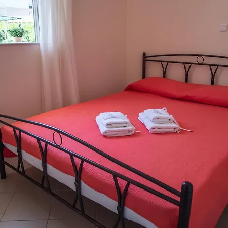 Helen - The Spartan Appartement