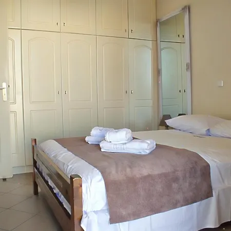 Helen - The Spartan Apartment *